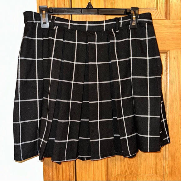 Hot Topic pleated skirt for a junior XL high rise waist 33” around length 16” - Picture 2 of 5